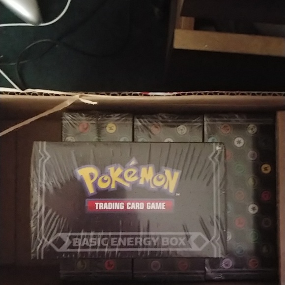 π Pokemon Basic Energy Box - Picture 3 of 4